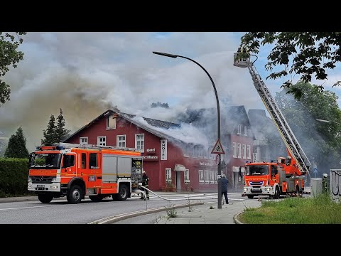 Feuer im historischen Hotel Heckkaten - Dach teilweise eingestürzt - Keine Verletzten