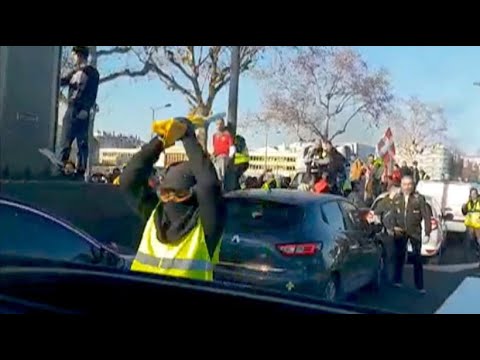 Video aus Streifenwagen: Polizistin bricht nach gewaltsamer Attacke in Tränen aus